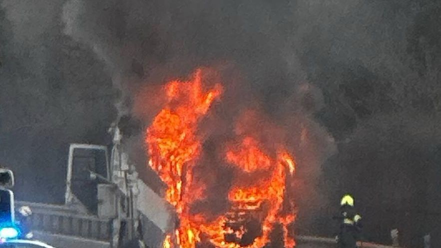 Požár autobusu, který vezla odtahovka, zavřel dálnici D5